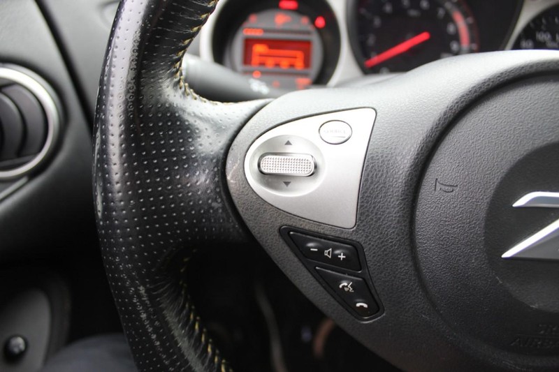 Nissan 370Z Coupe Vehicle Full-screen Gallery Image 19