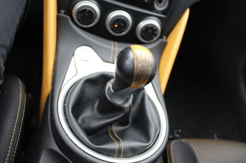 Nissan 370Z Coupe Vehicle Full-screen Gallery Image 20