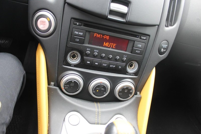 Nissan 370Z Coupe Vehicle Full-screen Gallery Image 21