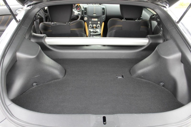 Nissan 370Z Coupe Vehicle Full-screen Gallery Image 24