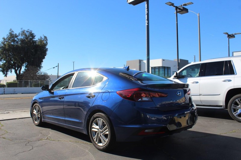 Hyundai Elantra Vehicle Full-screen Gallery Image 03