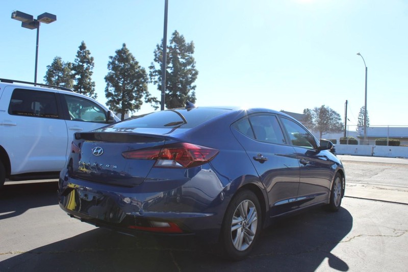 Hyundai Elantra Vehicle Full-screen Gallery Image 04