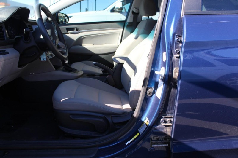 Hyundai Elantra Vehicle Full-screen Gallery Image 07