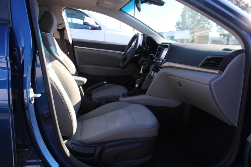 Hyundai Elantra Vehicle Full-screen Gallery Image 08