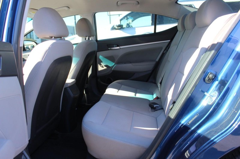 Hyundai Elantra Vehicle Full-screen Gallery Image 09