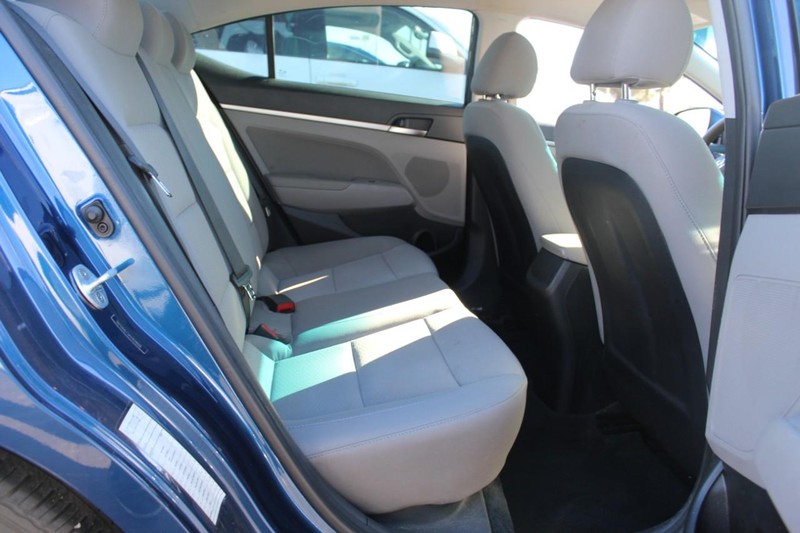 Hyundai Elantra Vehicle Full-screen Gallery Image 10