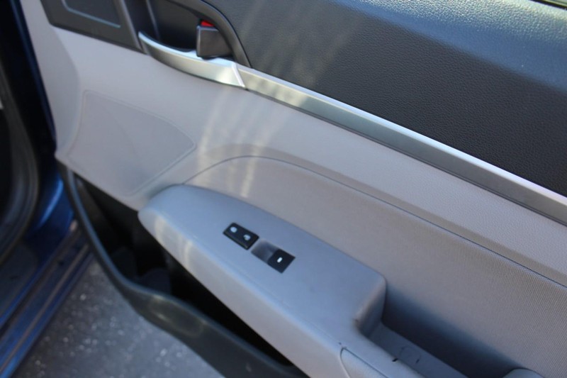 Hyundai Elantra Vehicle Full-screen Gallery Image 11