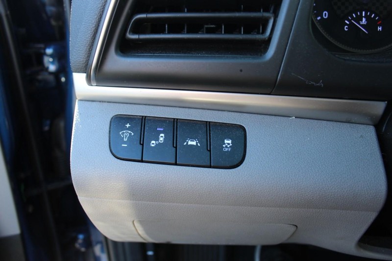 Hyundai Elantra Vehicle Full-screen Gallery Image 13