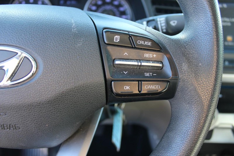 Hyundai Elantra Vehicle Full-screen Gallery Image 15