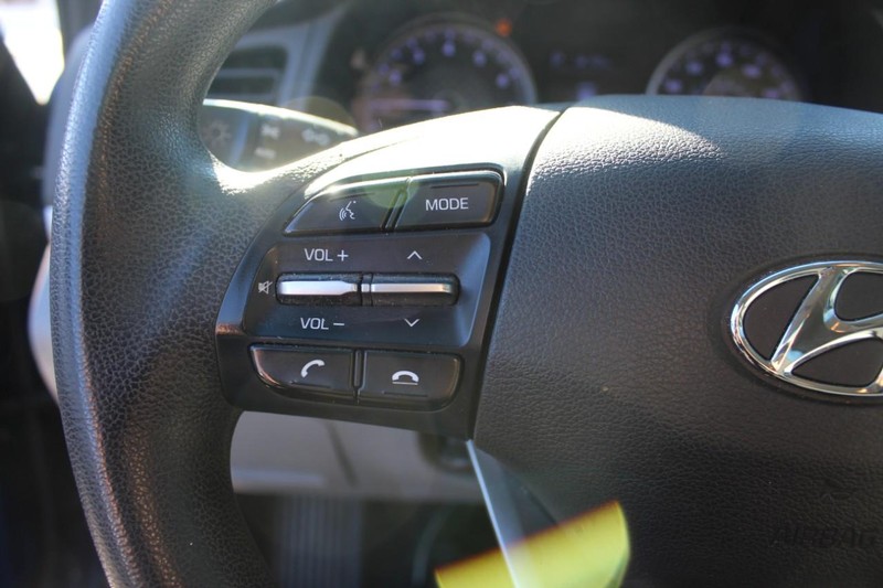 Hyundai Elantra Vehicle Full-screen Gallery Image 16