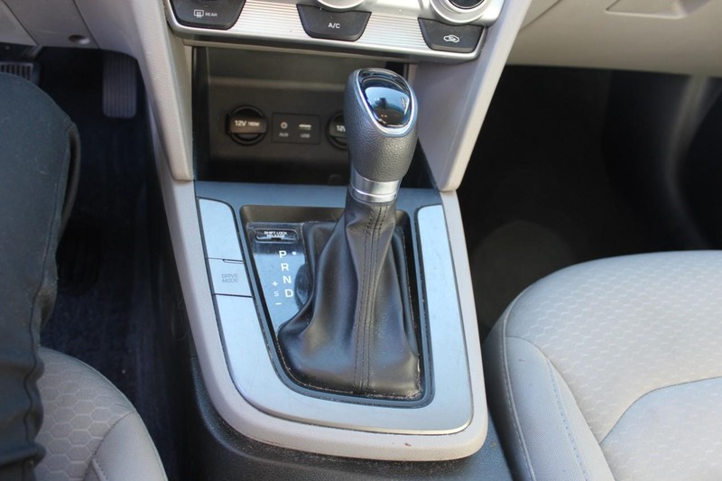 Hyundai Elantra Vehicle Full-screen Gallery Image 17