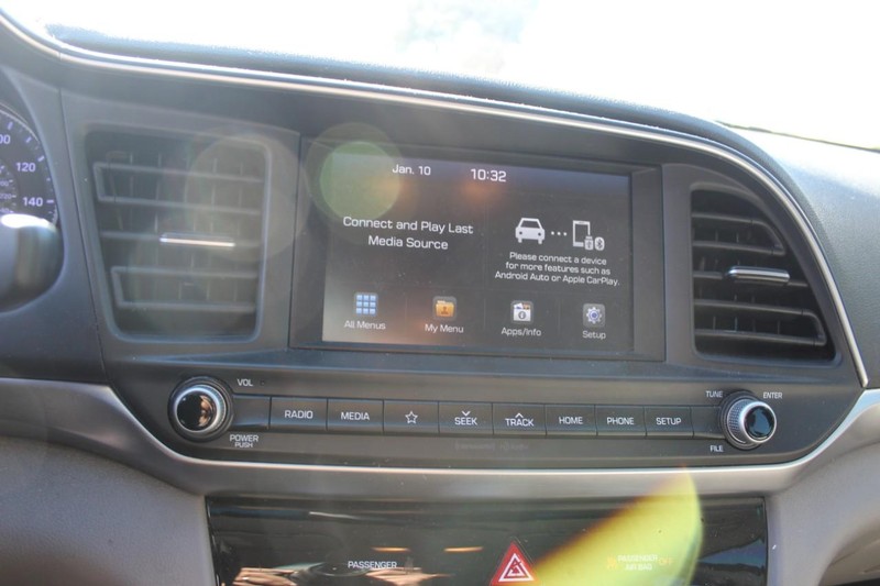 Hyundai Elantra Vehicle Full-screen Gallery Image 19