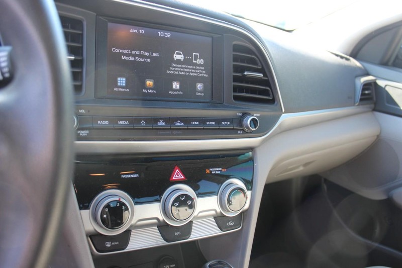 Hyundai Elantra Vehicle Full-screen Gallery Image 21