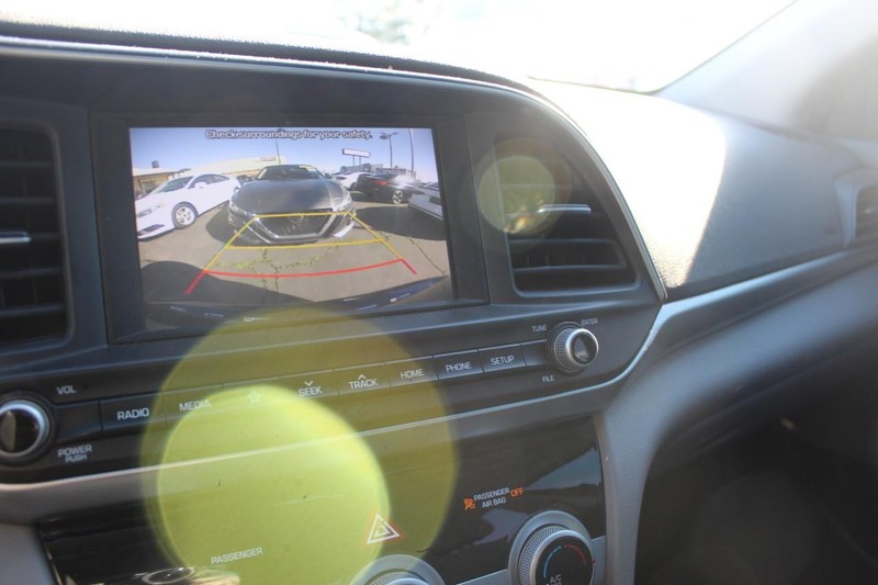 Hyundai Elantra Vehicle Full-screen Gallery Image 22