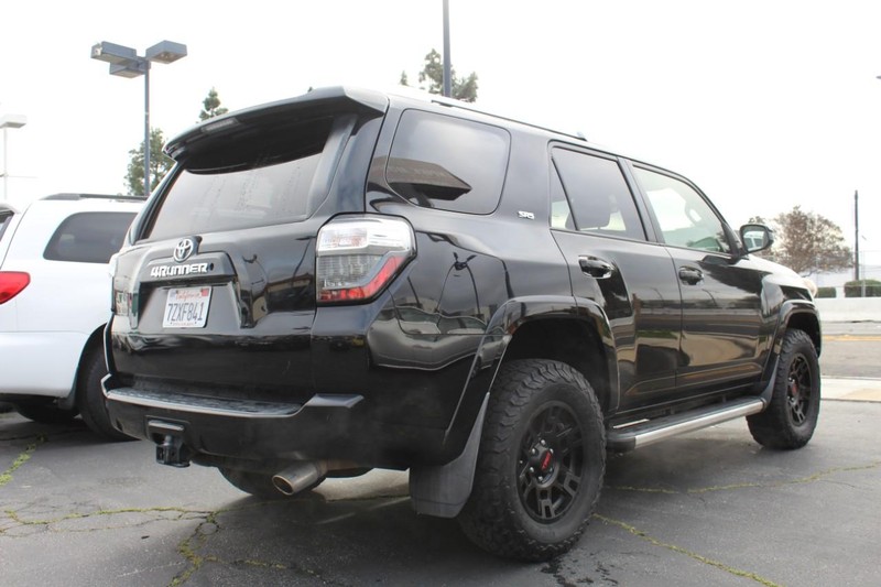 Toyota 4Runner Vehicle Full-screen Gallery Image 03