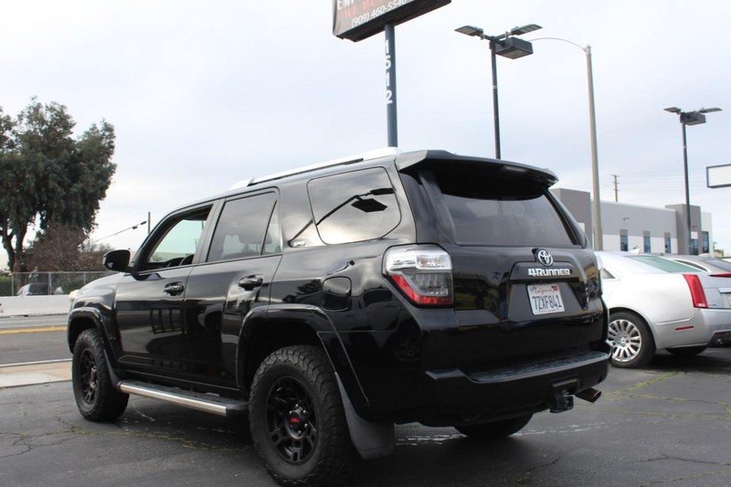 Toyota 4Runner Vehicle Full-screen Gallery Image 04