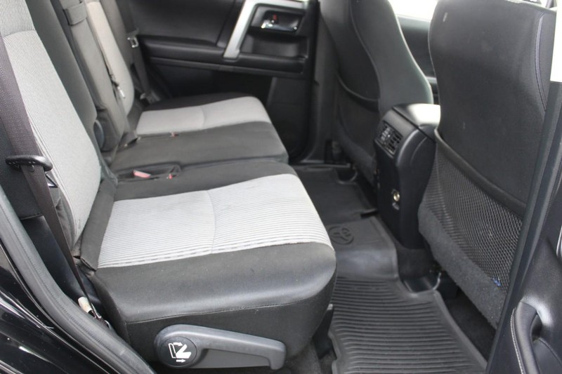 Toyota 4Runner Vehicle Full-screen Gallery Image 07