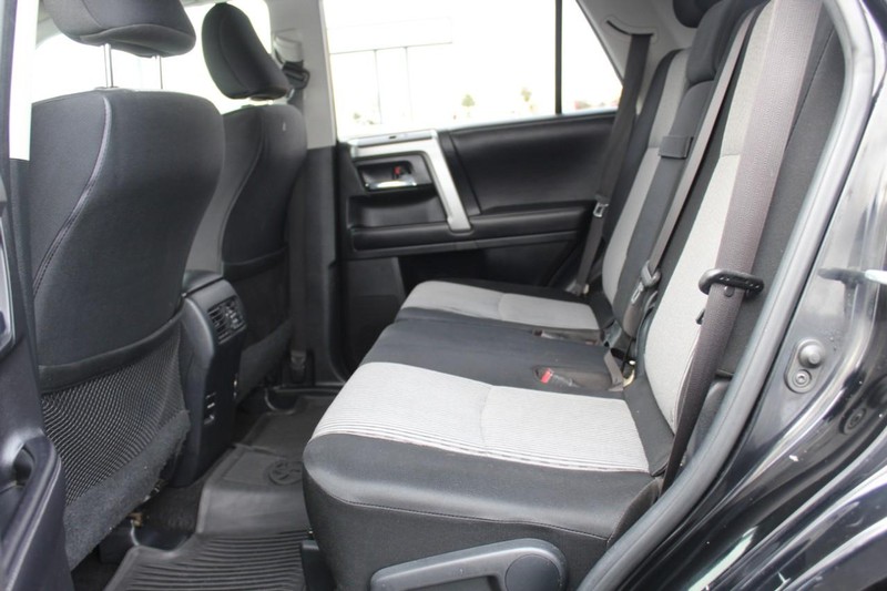 Toyota 4Runner Vehicle Full-screen Gallery Image 08