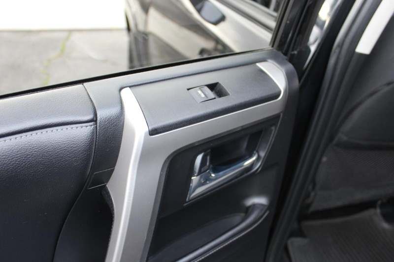 Toyota 4Runner Vehicle Full-screen Gallery Image 09