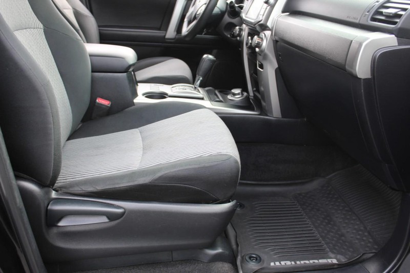 Toyota 4Runner Vehicle Full-screen Gallery Image 10