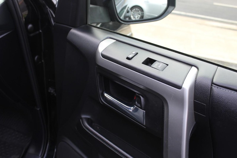 Toyota 4Runner Vehicle Full-screen Gallery Image 11