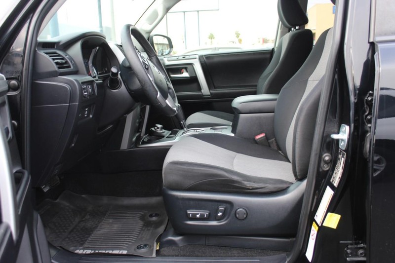 Toyota 4Runner Vehicle Full-screen Gallery Image 12