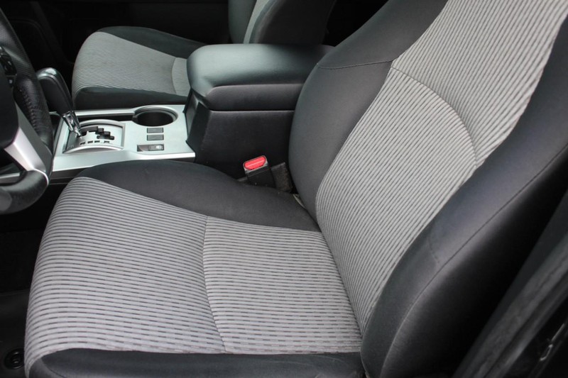 Toyota 4Runner Vehicle Full-screen Gallery Image 13