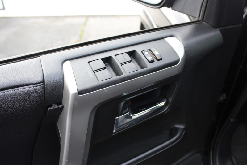 Toyota 4Runner Vehicle Full-screen Gallery Image 14