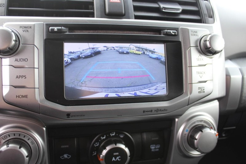 Toyota 4Runner Vehicle Full-screen Gallery Image 23