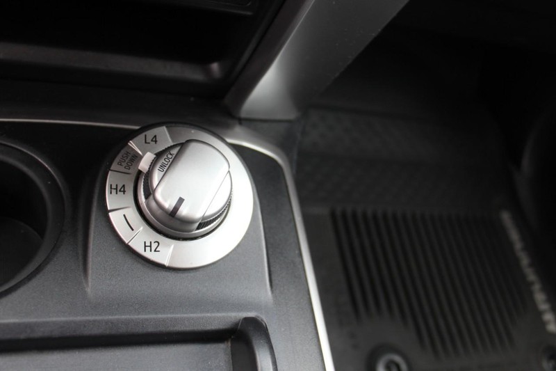 Toyota 4Runner Vehicle Full-screen Gallery Image 24