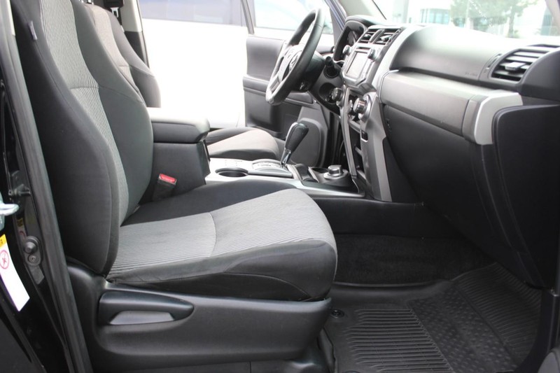 Toyota 4Runner Vehicle Full-screen Gallery Image 26