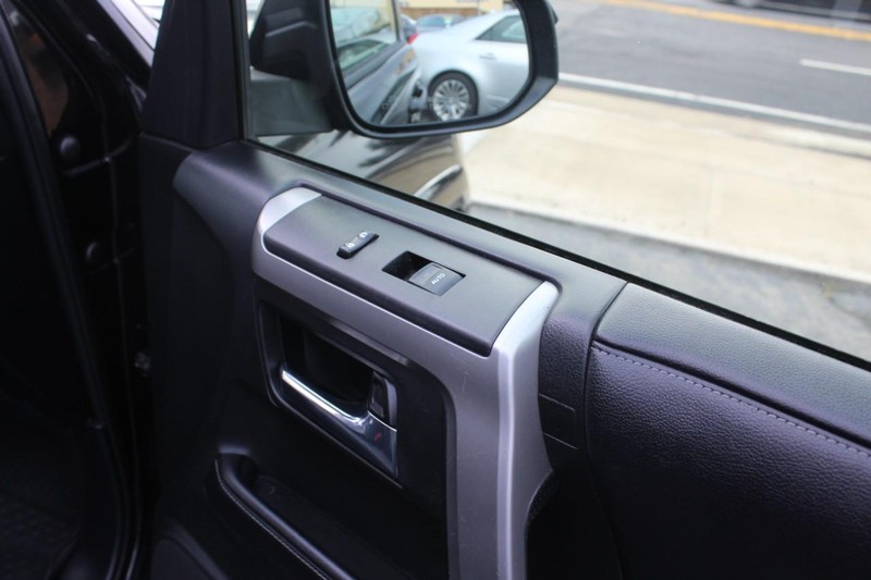 Toyota 4Runner Vehicle Full-screen Gallery Image 27