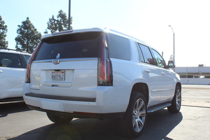 Cadillac Escalade Vehicle Full-screen Gallery Image 05