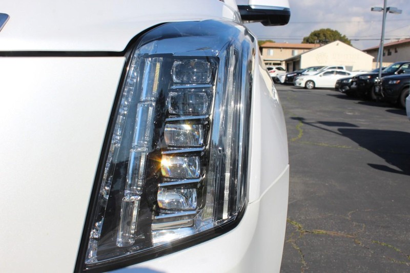 Cadillac Escalade Vehicle Full-screen Gallery Image 07