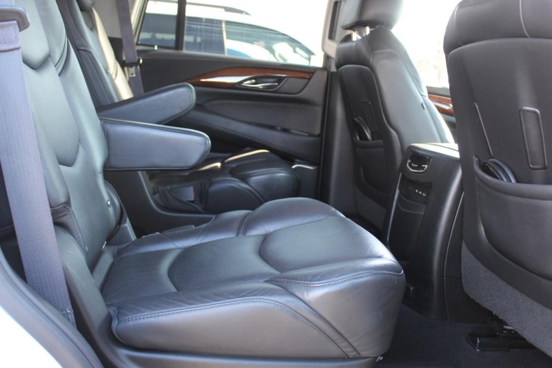 Cadillac Escalade Vehicle Full-screen Gallery Image 10