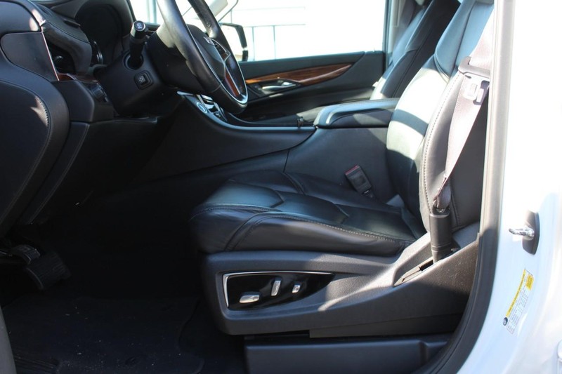 Cadillac Escalade Vehicle Full-screen Gallery Image 11