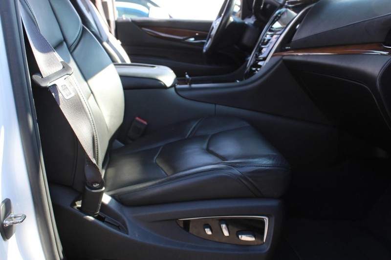 Cadillac Escalade Vehicle Full-screen Gallery Image 14