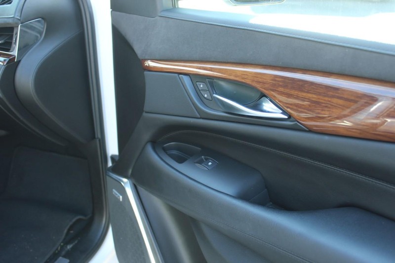 Cadillac Escalade Vehicle Full-screen Gallery Image 19