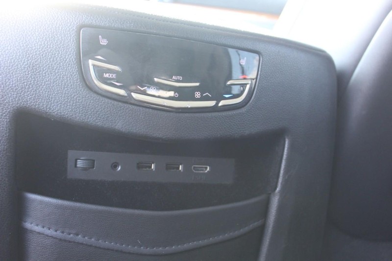 Cadillac Escalade Vehicle Full-screen Gallery Image 20