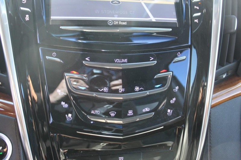 Cadillac Escalade Vehicle Full-screen Gallery Image 28