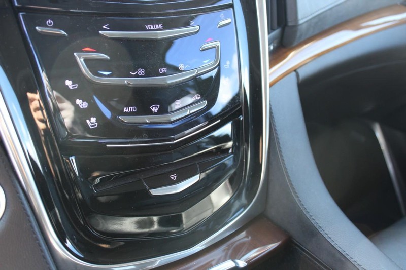 Cadillac Escalade Vehicle Full-screen Gallery Image 29