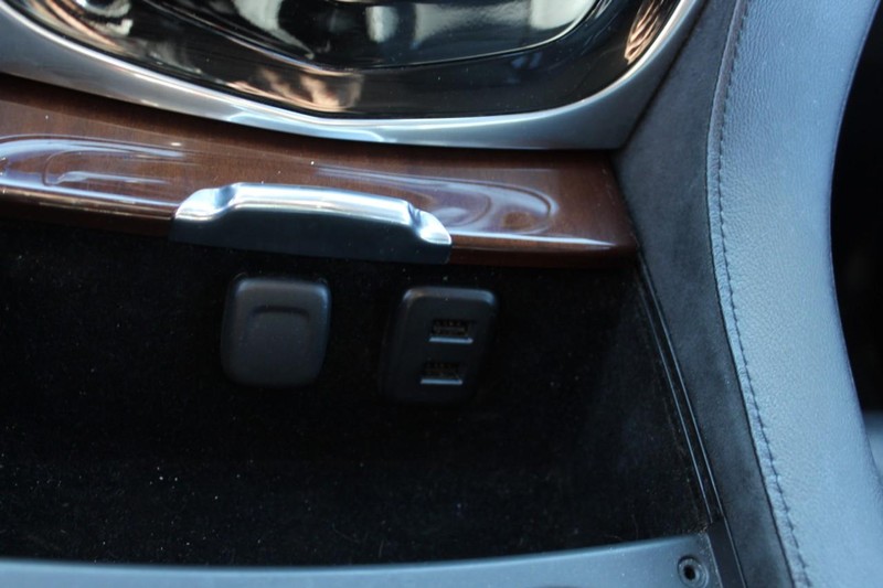 Cadillac Escalade Vehicle Full-screen Gallery Image 30