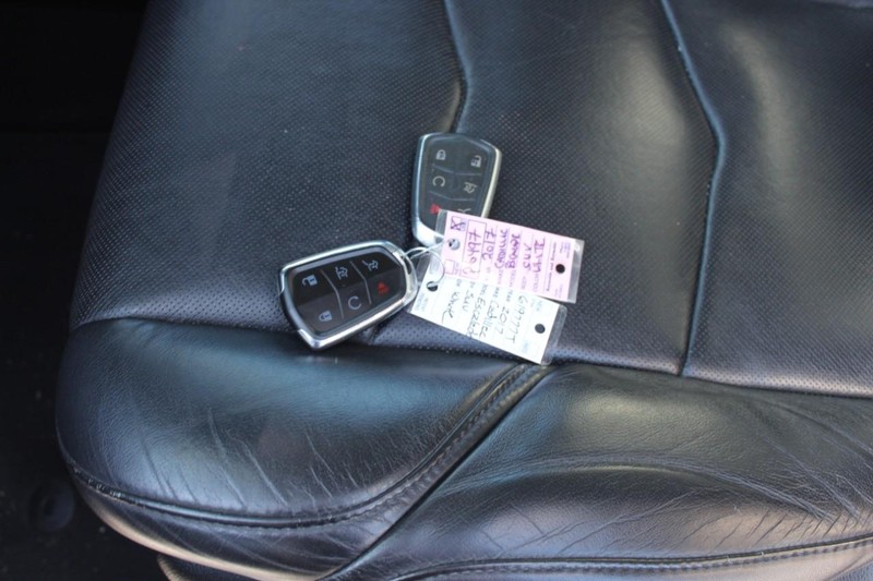 Cadillac Escalade Vehicle Full-screen Gallery Image 31