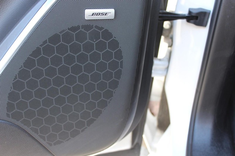 Cadillac Escalade Vehicle Full-screen Gallery Image 32