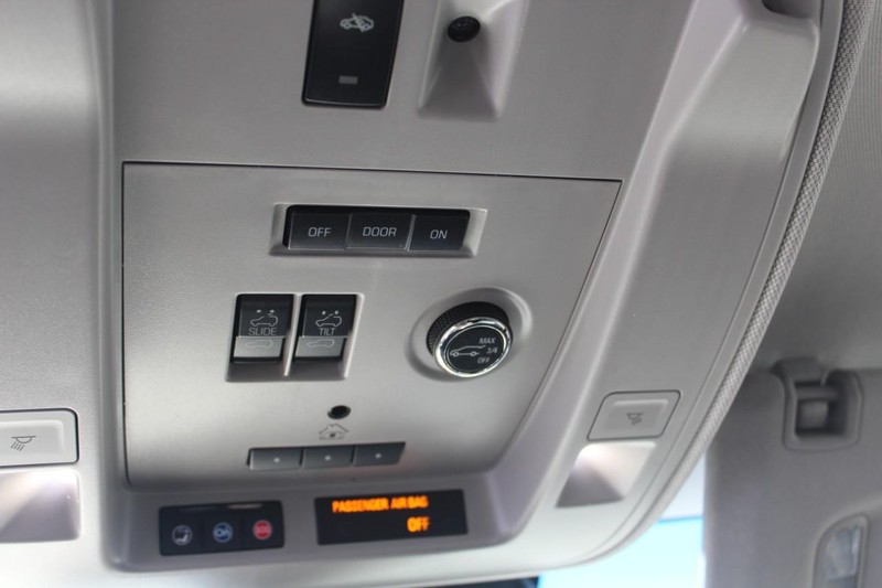 Cadillac Escalade Vehicle Full-screen Gallery Image 33