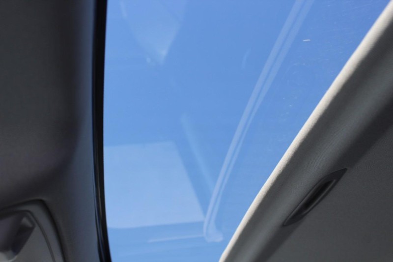 Cadillac Escalade Vehicle Full-screen Gallery Image 34