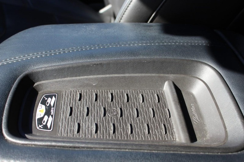 Cadillac Escalade Vehicle Full-screen Gallery Image 37