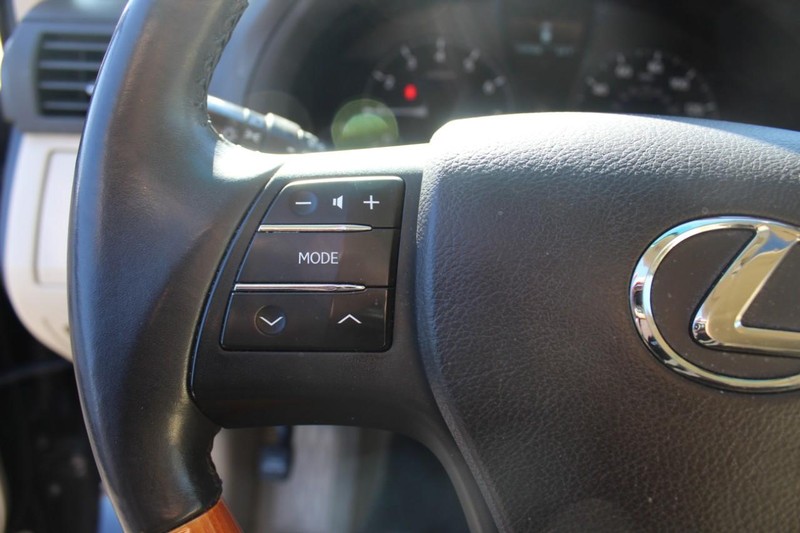 Lexus RX 350 Vehicle Full-screen Gallery Image 17