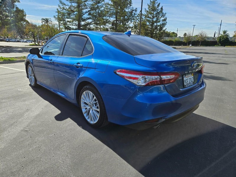 Toyota Camry Vehicle Full-screen Gallery Image 03