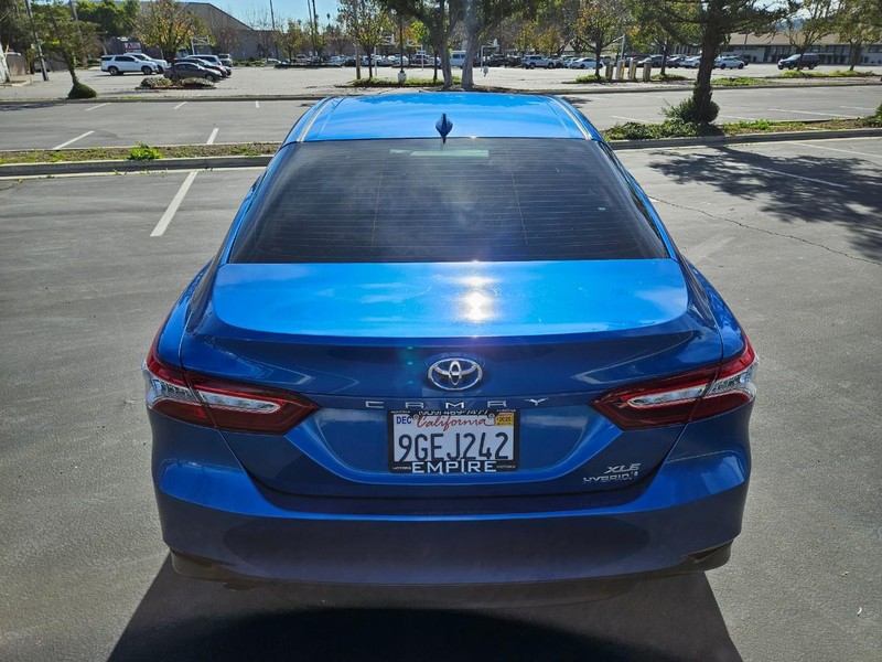 Toyota Camry Vehicle Full-screen Gallery Image 04